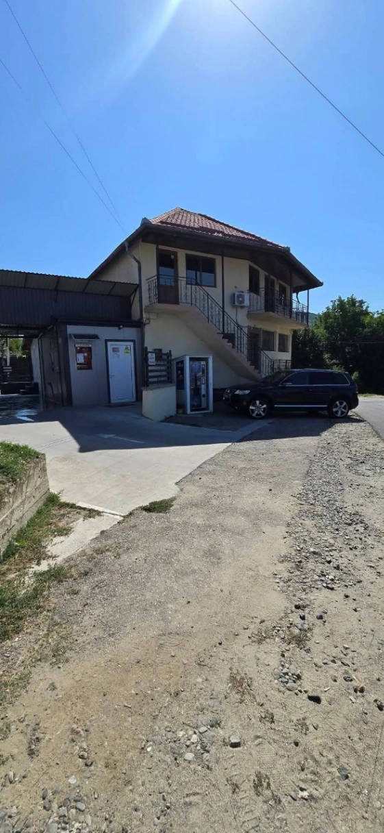 Industrial – De Vânzare – Dăești – 6 – camere – Spălătorie, 2 Apartamente și Spațiu Comercial