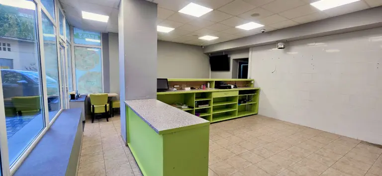 Comercial – De Vânzare – Râmnicu Vâlcea – 5 – camere – ❤️ Spațiu Comercial Premium de Vânzare – Zona Nord ✨ 📍 Strada Rapsodiei, Bloc H7 – Parter