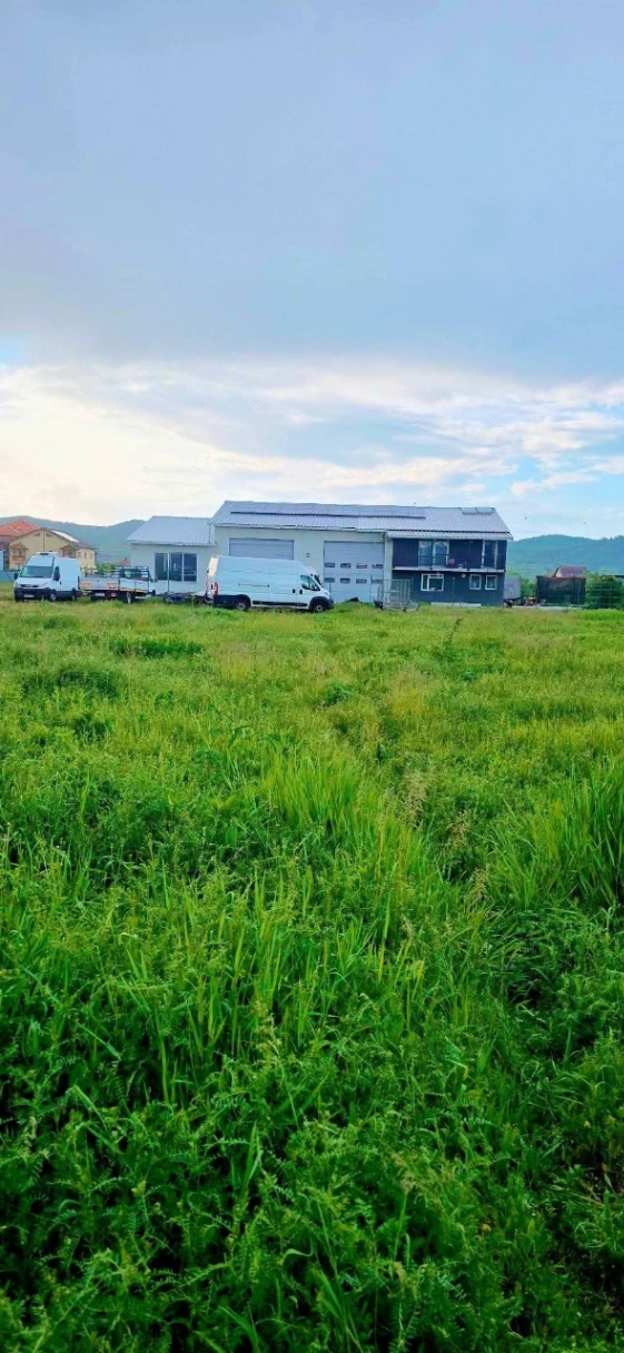 Teren – De Vânzare – Râmnicu Vâlcea – metri patrati – TEREN DE VÂNZARE – VÂLCEA – RÂURENI 60.000 Euro Suprafață Teren 3740 mp! 0772 203 164- Alina Cozma