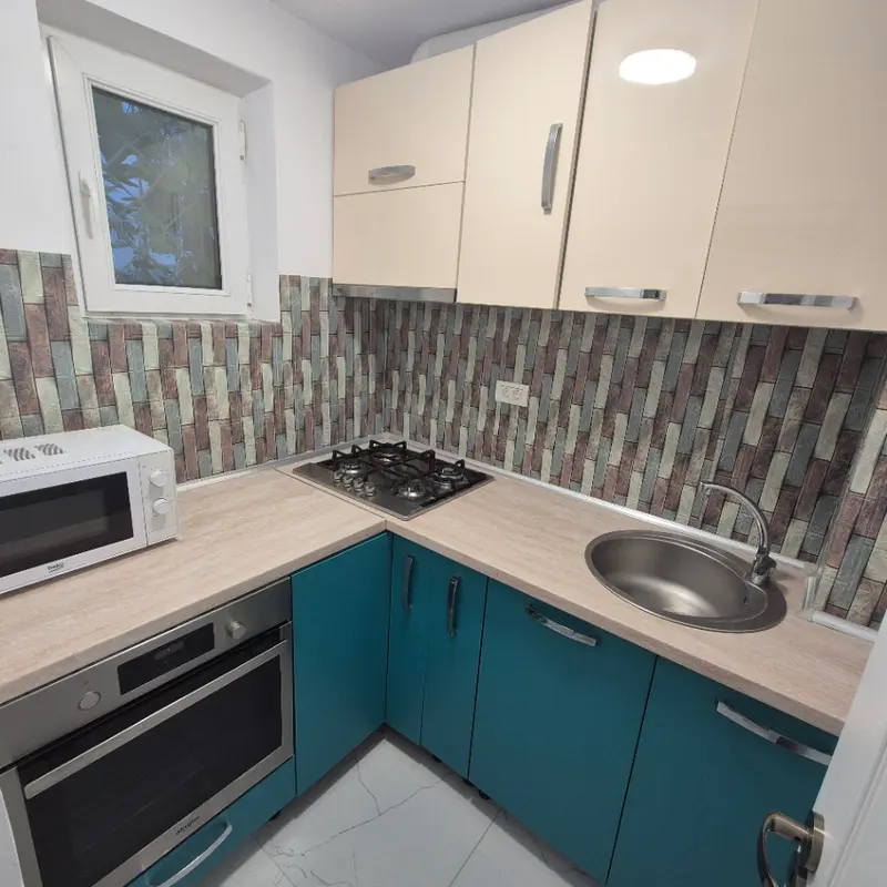 Apartament – De Închiriat – Constanța – 2 – camere – De închiriat apartament 2 camere renovat, mobilat și utilat complet – Zona Tomis Nord (Str. Umbrei)