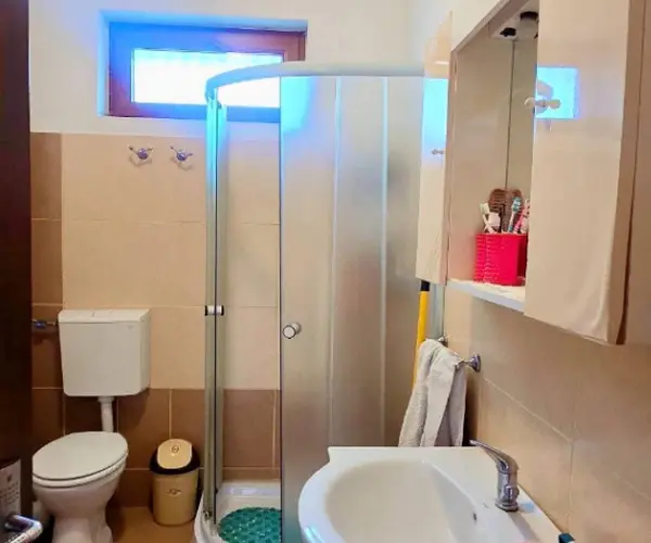 Casă – De Vânzare – Budești – 4 – camere – PROPRIETATE DE VÂNZARE ÎN BUDEȘTI – VÂLCEA, SAT RACOVIȚA | TEREN GENEROS 1.701 MP | PO169.500 Euro