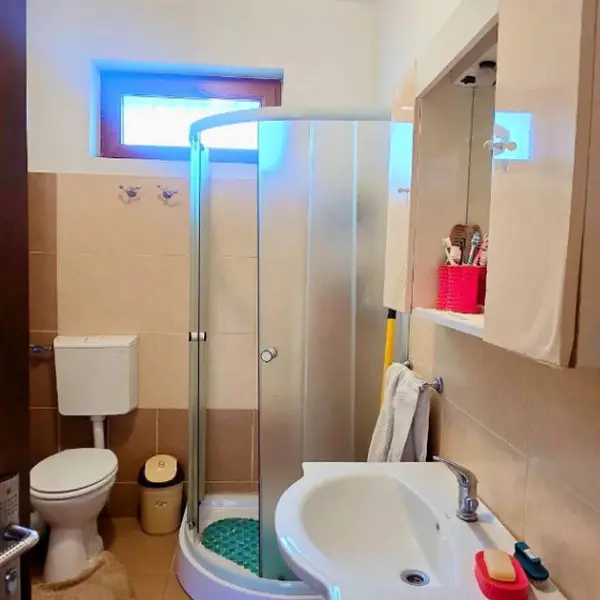 Casă – De Vânzare – Budești – 4 – camere – PROPRIETATE DE VÂNZARE ÎN BUDEȘTI – VÂLCEA, SAT RACOVIȚA | TEREN GENEROS 1.701 MP | PO169.500 Euro