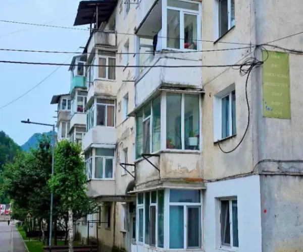 Apartament – De Vânzare – Brezoi – 2 – camere – Apartament de Vânzare în Brezoi -Liniște, Natură și Oportunitate! 39.500 E 0772 203 164 Alina Cozma
