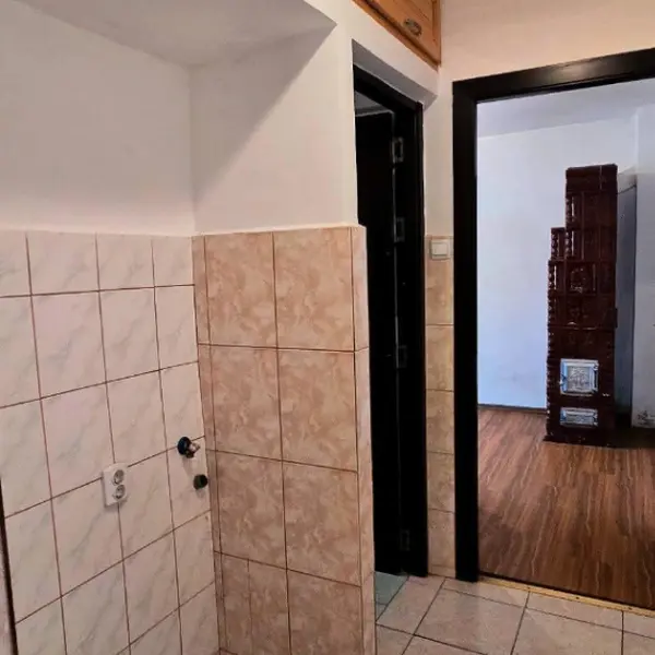 Apartament – De Vânzare – Brezoi – 2 – camere – Apartament de Vânzare în Brezoi -Liniște, Natură și Oportunitate! 39.500 E 0772 203 164 Alina Cozma