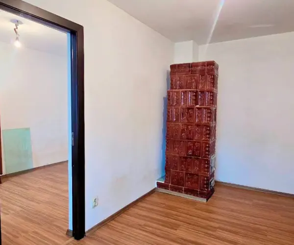 Apartament – De Vânzare – Brezoi – 2 – camere – Apartament de Vânzare în Brezoi -Liniște, Natură și Oportunitate! 39.500 E 0772 203 164 Alina Cozma