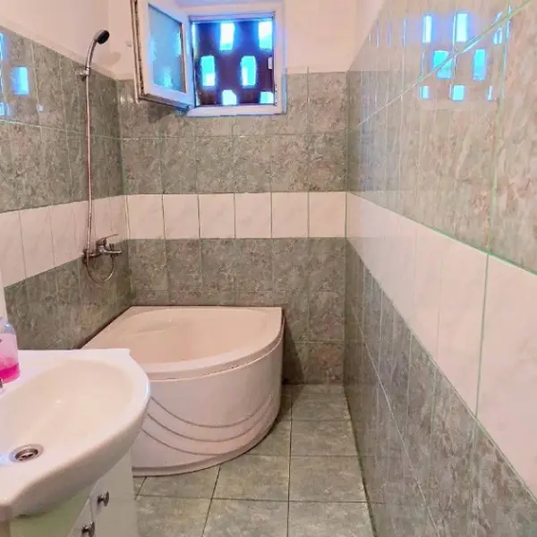 Apartament – De Vânzare – Brezoi – 2 – camere – Apartament de Vânzare în Brezoi -Liniște, Natură și Oportunitate! 39.500 E 0772 203 164 Alina Cozma