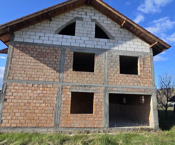 Casă – De Vânzare – Dăești – 5 – camere – Casă Impunătoare Cu Teren Generos De Vânzare–Dăești, Județul Vâlcea!🚦 Preț 127.000 Euro