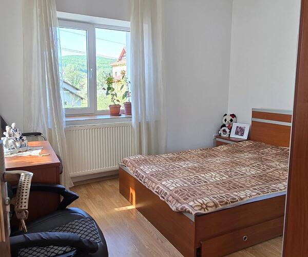 Casă  De Vanzare  Ramnicu Valcea  5  camere  ⭐ CASĂ DEOSEBITĂ CU PERSONALITATE  Știrbei Vodă, Nr. 172A  VALCEA ⭐ Preț: 265.000 E