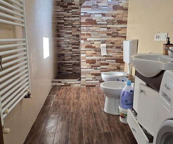 Casă  De Vanzare  Ramnicu Valcea  5  camere  ⭐ CASĂ DEOSEBITĂ CU PERSONALITATE  Știrbei Vodă, Nr. 172A  VALCEA ⭐ Preț: 265.000 E